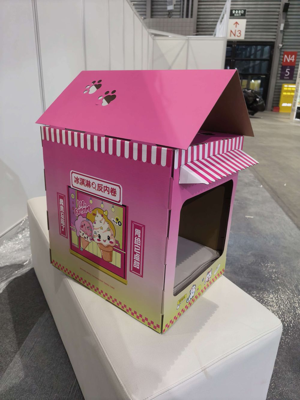 毛安安主题猫屋展品侧视图